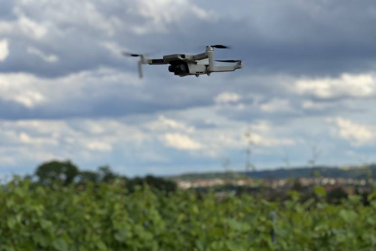 Die Daten der stationären Sensorik werden ergänzt durch regelmäßige Überfliegungen des Weinbergs durch mit RGB- und Multispektralkameras ausgestattete Drohnen, deren Aufnahmen ebenfalls in das Pflanzenmonitoring einfließen.