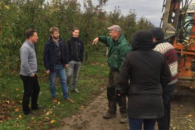 Das wird durch die Erhebung von Sensordaten und deren Einbindung in eine Farm-Management-Software möglich. Diese Daten können dann mithilfe von VR-Brillen sichtbar gemacht werden.