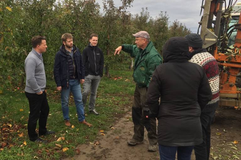 Das wird durch die Erhebung von Sensordaten und deren Einbindung in eine Farm-Management-Software möglich. Diese Daten können dann mithilfe von VR-Brillen sichtbar gemacht werden.